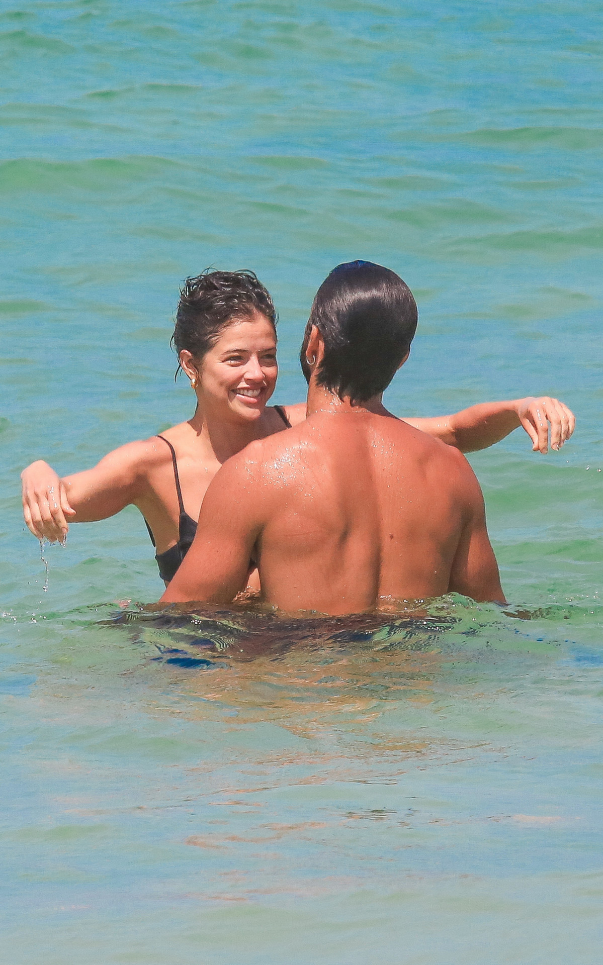 Agatha Moreira e Rodrigo Simas na praia da Barra da Tijuca