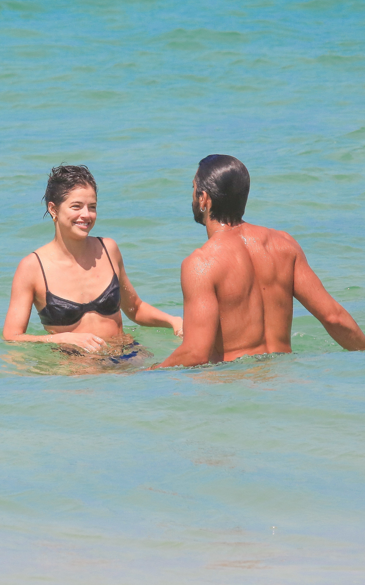 Agatha Moreira e Rodrigo Simas na praia da Barra da Tijuca