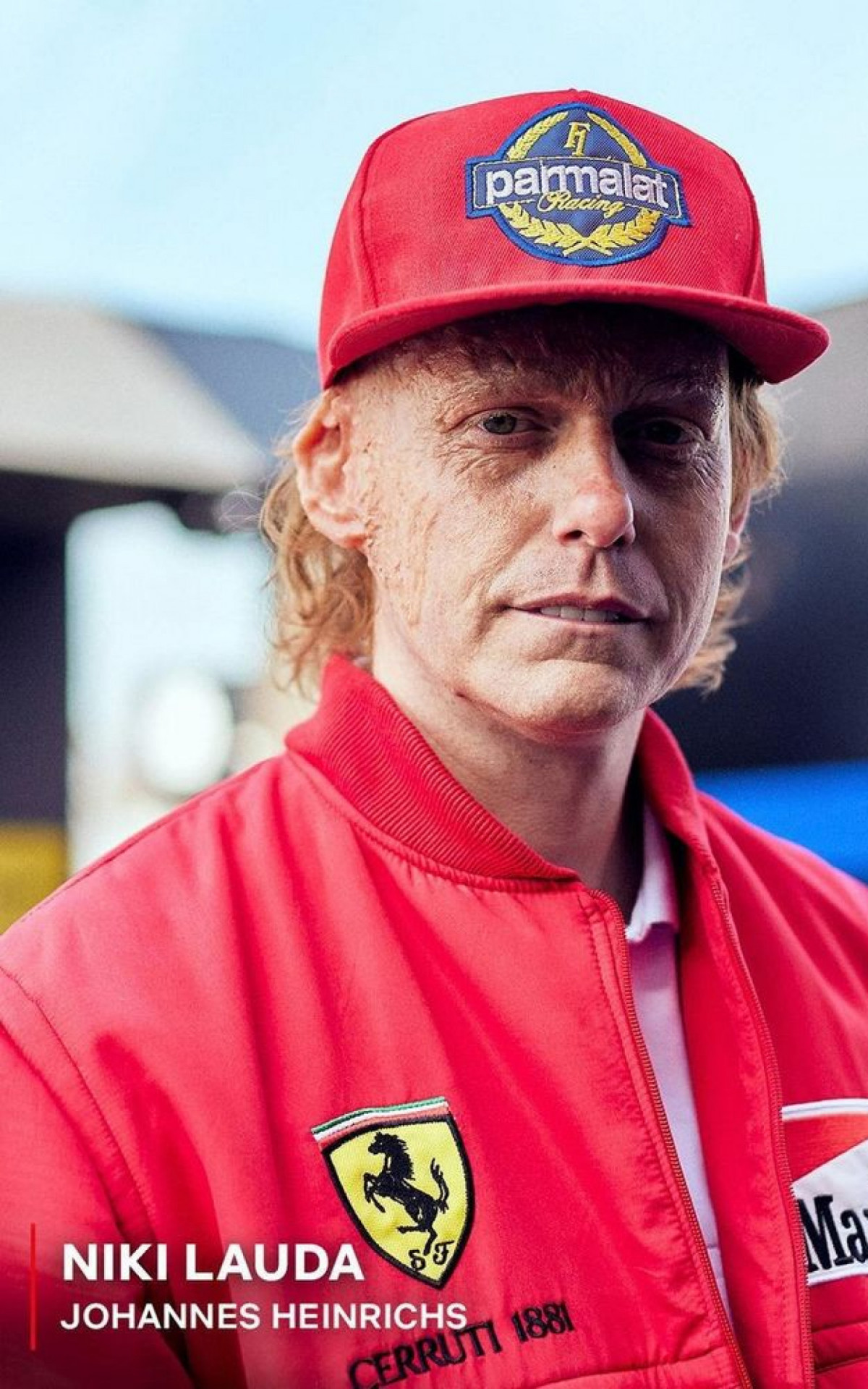 O ator alemão Johannes Heinrichs faz o papel do tricampeão de Fórmula 1 Niki Lauda, adversário nos primeiros anos de Senna na F-1