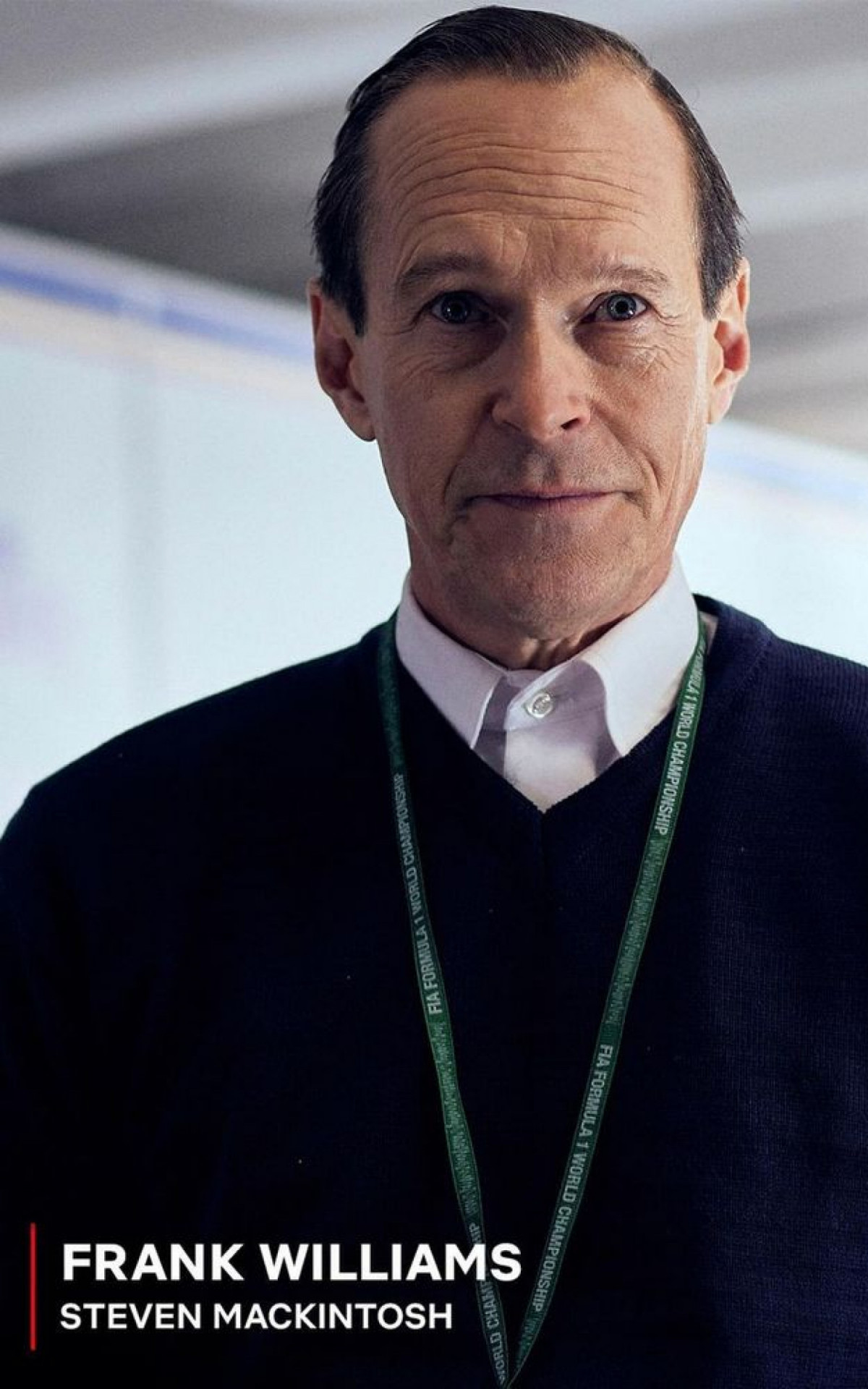 O ator inglês Steven Mackintosh faz o papel  Frank Williams, dono da equipe Williams