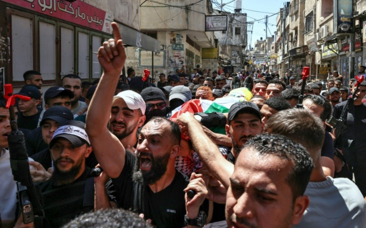 Palestinos carregam o corpo de Wael Masha nas ruas do campo de deslocados de Balata, na Cisjordânia  - Reprodução/Zain Jaafar/AFP