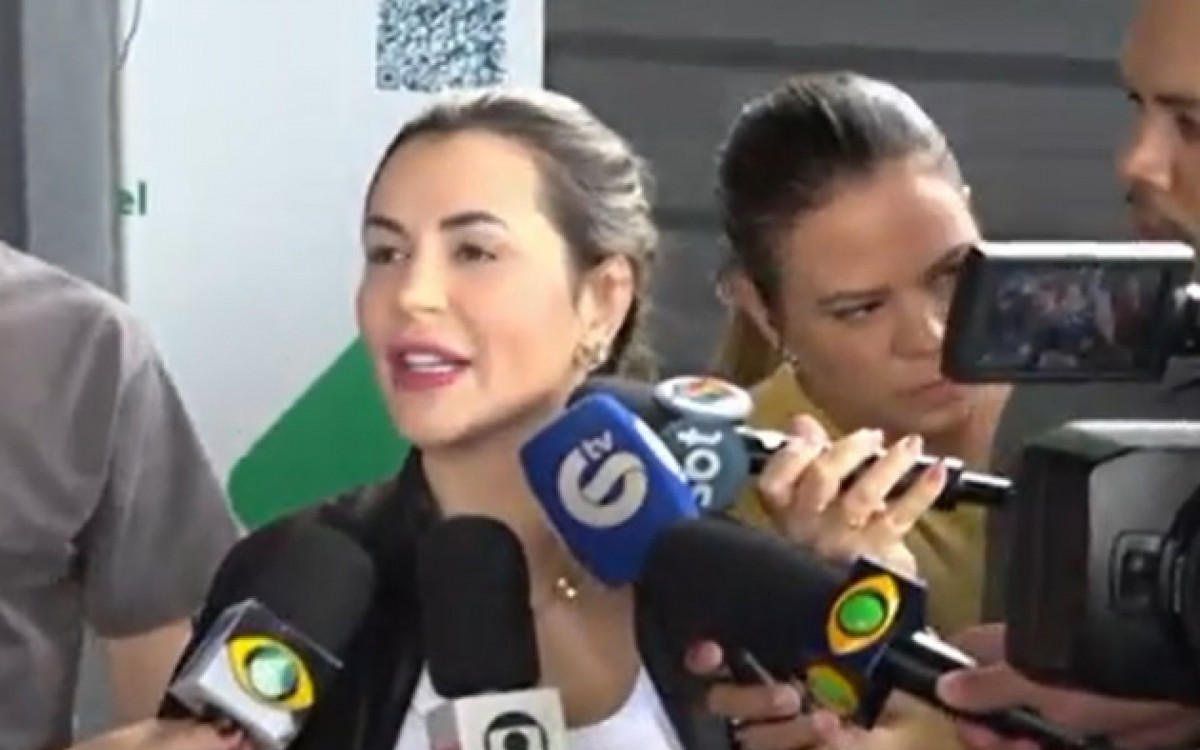 Deolane Bezerra fala com a imprensa na saída do Fórum Rodolfo Aureliano, no Recife - Reprodução de vídeo / Band