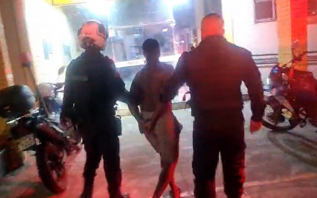 Indivíduo foi detido pela polícia após ser flagrado com 70 pinos de cocaína em Rio das Ostras