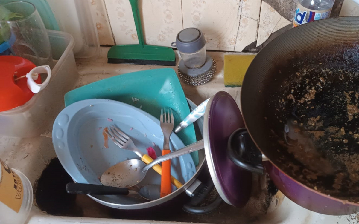Glayce Kelly, moradora de Olaria, relata que louça suja acumulada é um dos principais transtornos decorrentes da falta d\'água
