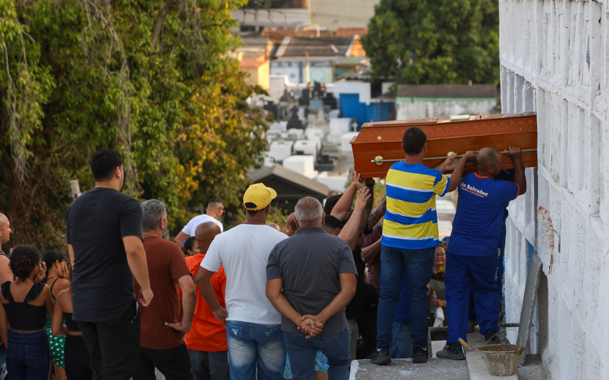 Sepultamento do candidato a vereador Jo&atilde;o Fernandes, no Cemit&eacute;rio Municipal de Nova Igua&ccedil;u - Renan Areias