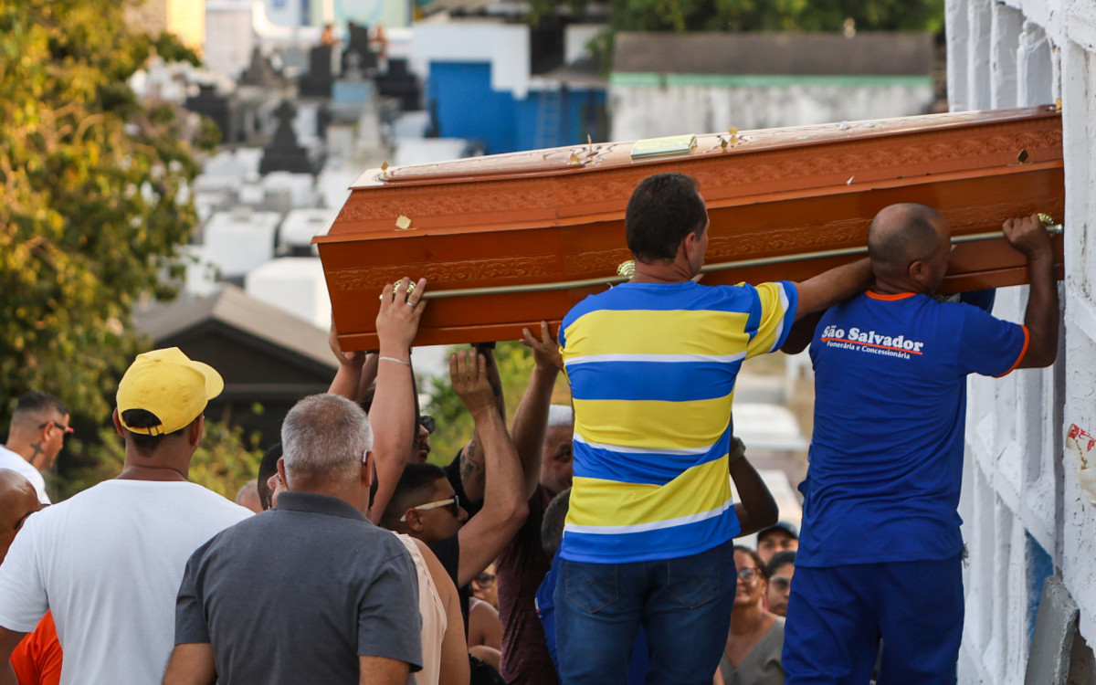 Sepultamento do candidato a vereador Jo&atilde;o Fernandes, no Cemit&eacute;rio Municipal de Nova Igua&ccedil;u - Renan Areias/Ag&ecirc;ncia O Dia