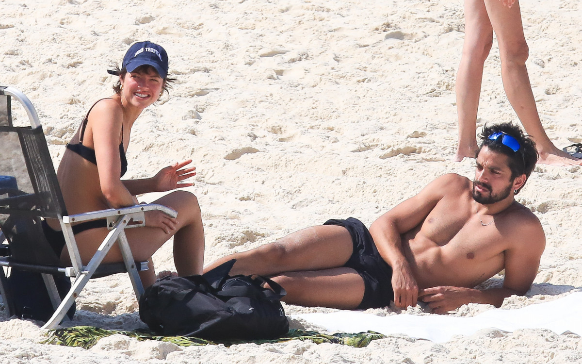Agatha Moreira e Rodrigo Simas na praia da Barra da Tijuca