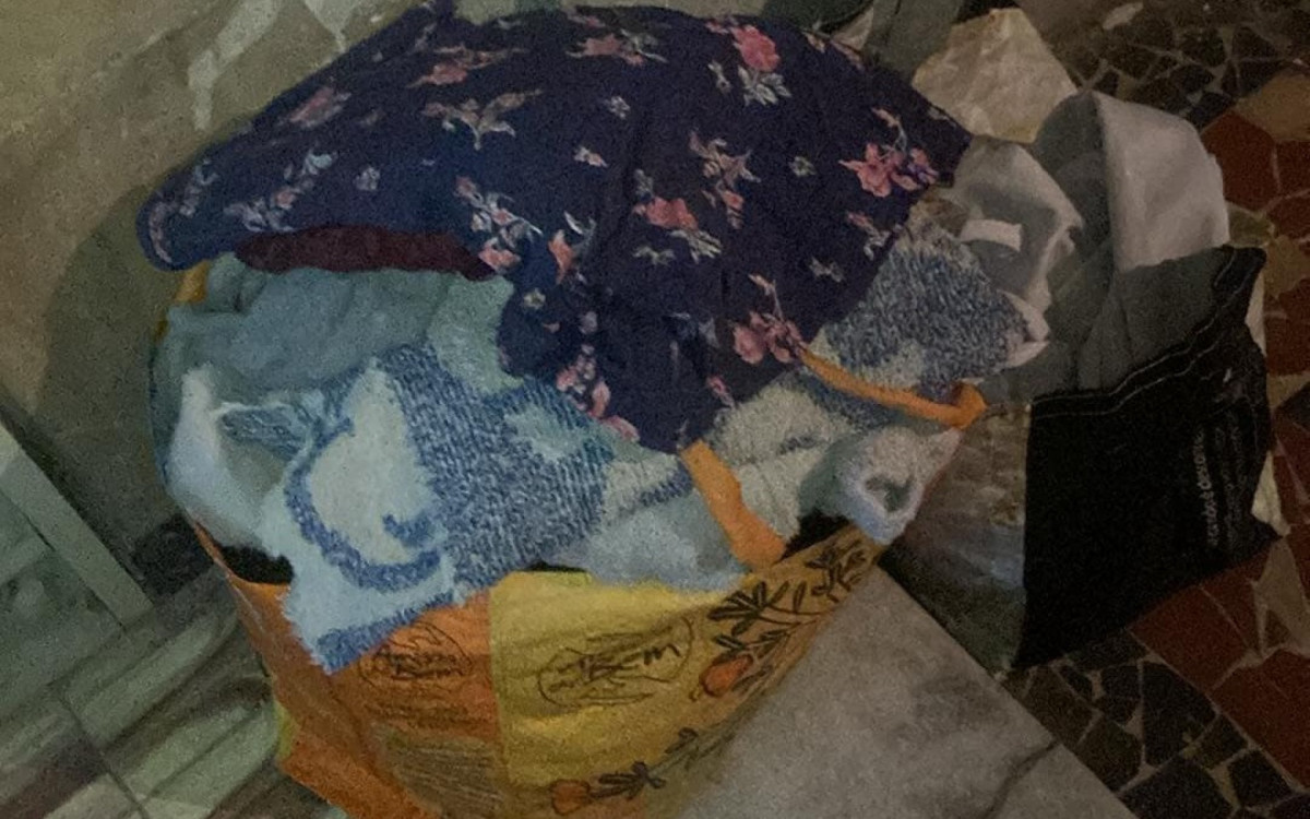 Kátia Silva alega que não tem conseguido lavar roupa em sua casa em Bonsucesso, onde a água não chega regularmente desde quinta (19)