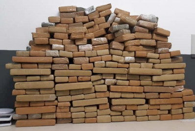 Casal é preso por transportar 150 kg de droga em carro em Florianópolis