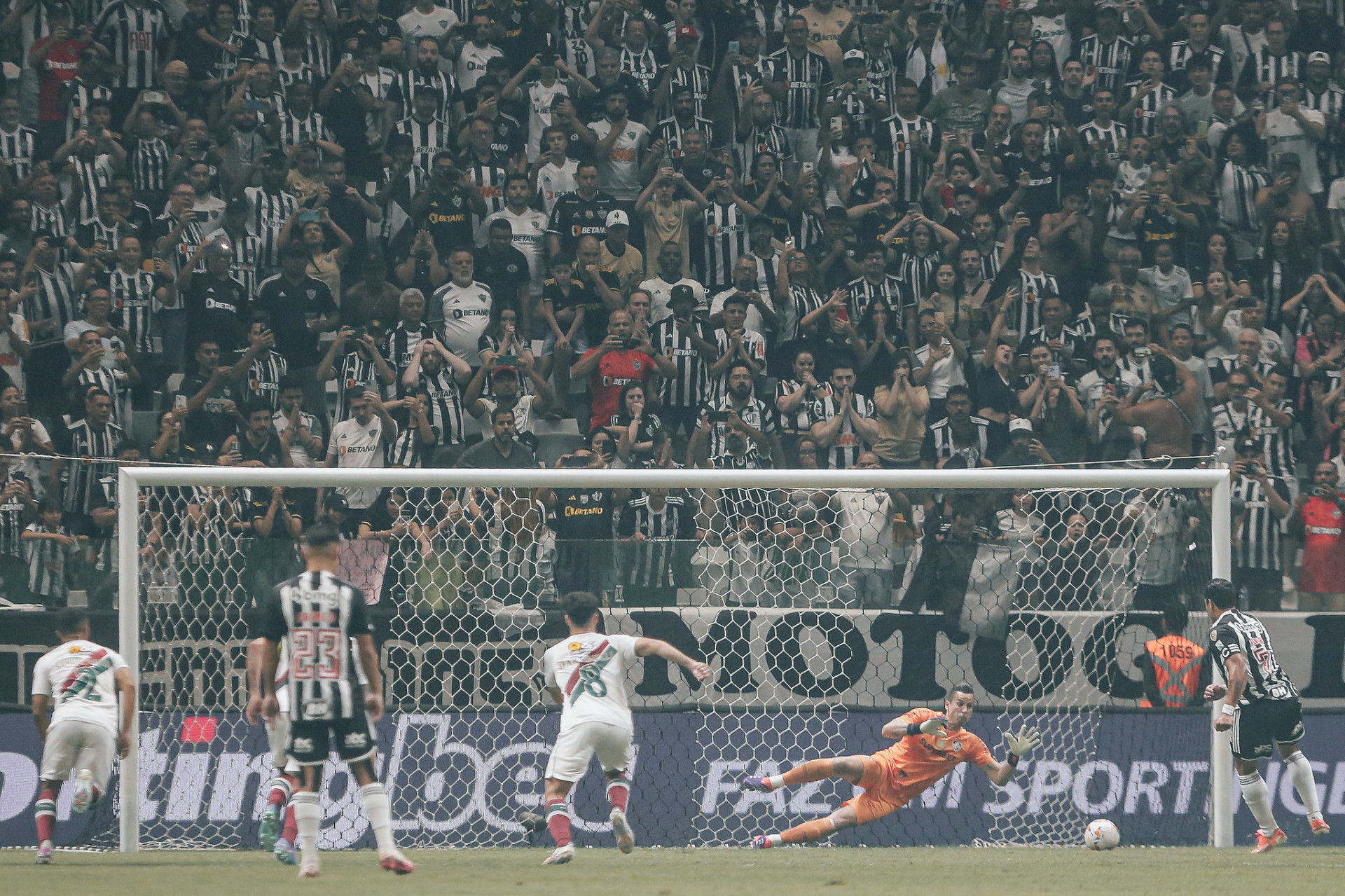 Fábio, do Fluminense, defende pênalti cobrado por Hulk - Lucas Merçon/Fluminense FC