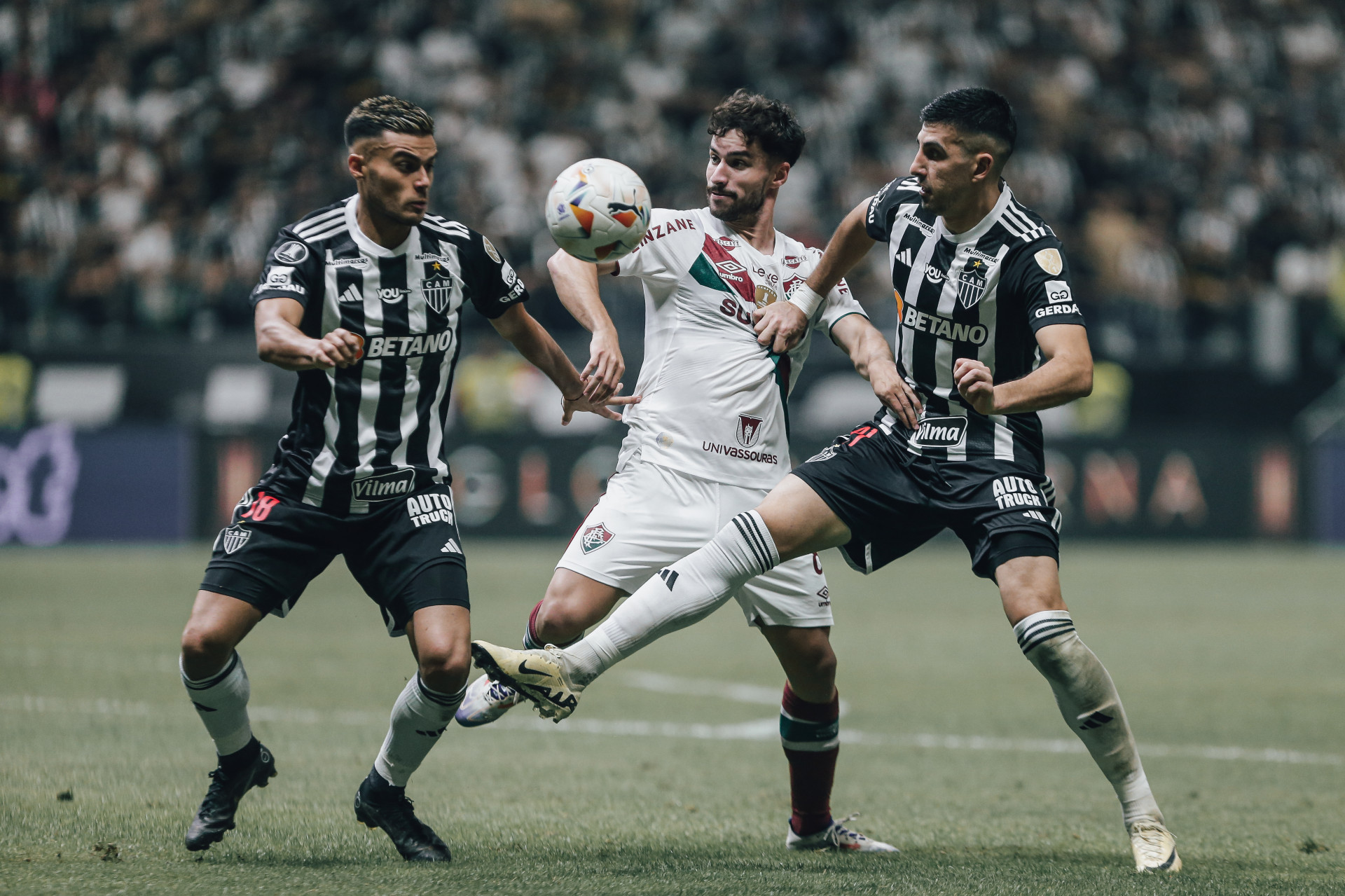 Martinelli pouco teve espaço para comandar as saídas de bola do Flu contra o Galo, na Arena MRV - Lucas Merçon/Fluminense FC