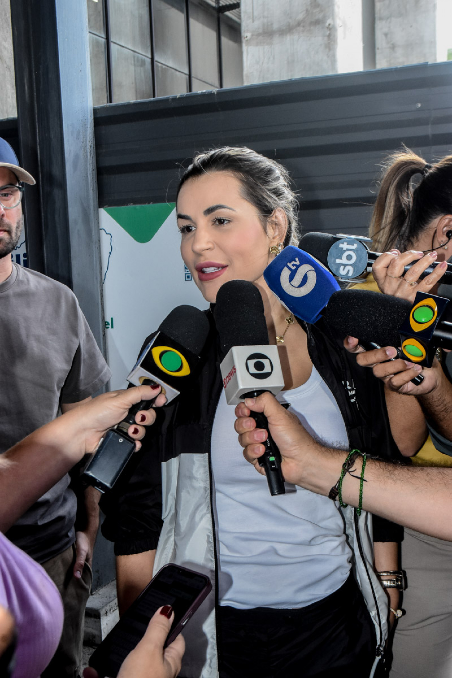 Deolane Bezerra fala com a imprensa na saída do Fórum Rodolfo Aureliano, no Recife -  Genival Paparazzi /AgNews
