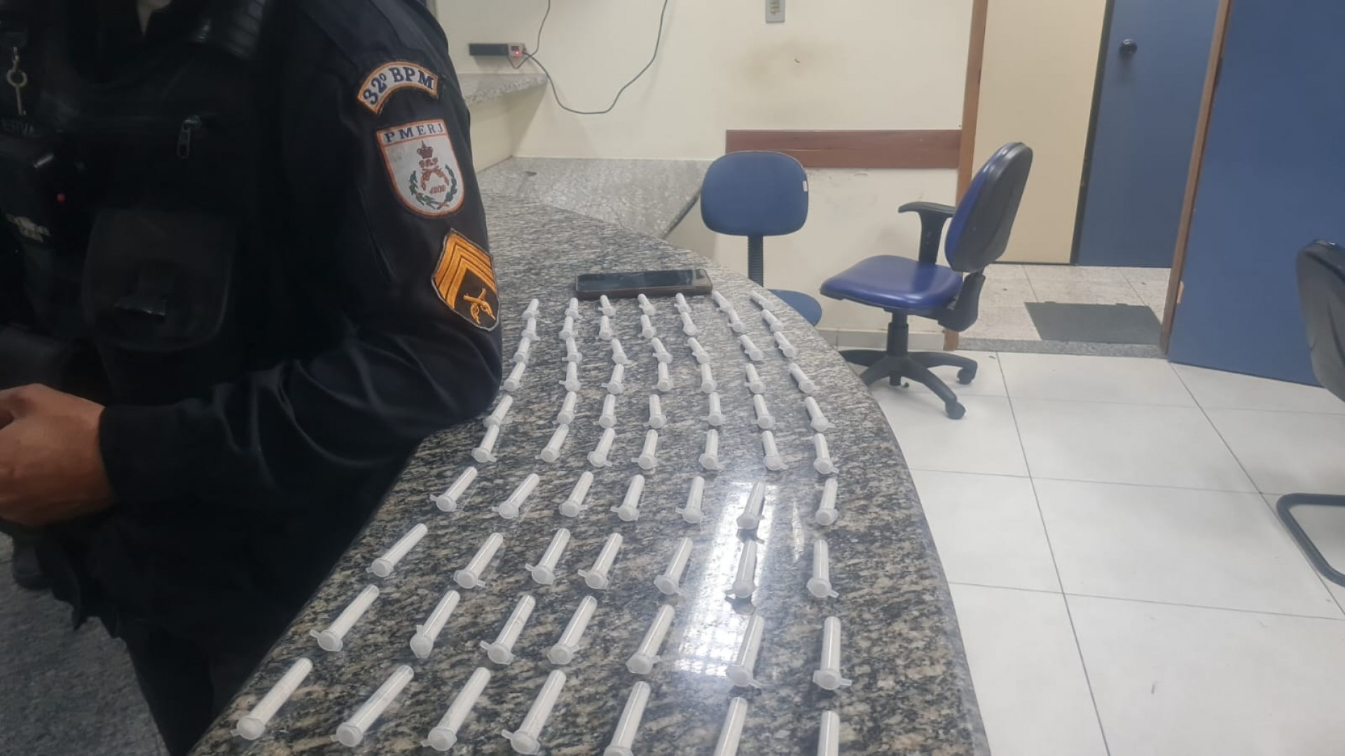 Indiv&iacute;duo foi detido pela pol&iacute;cia ap&oacute;s ser flagrado com 70 pinos de coca&iacute;na em Rio das Ostras - Foto: Divulga&ccedil;&atilde;o
