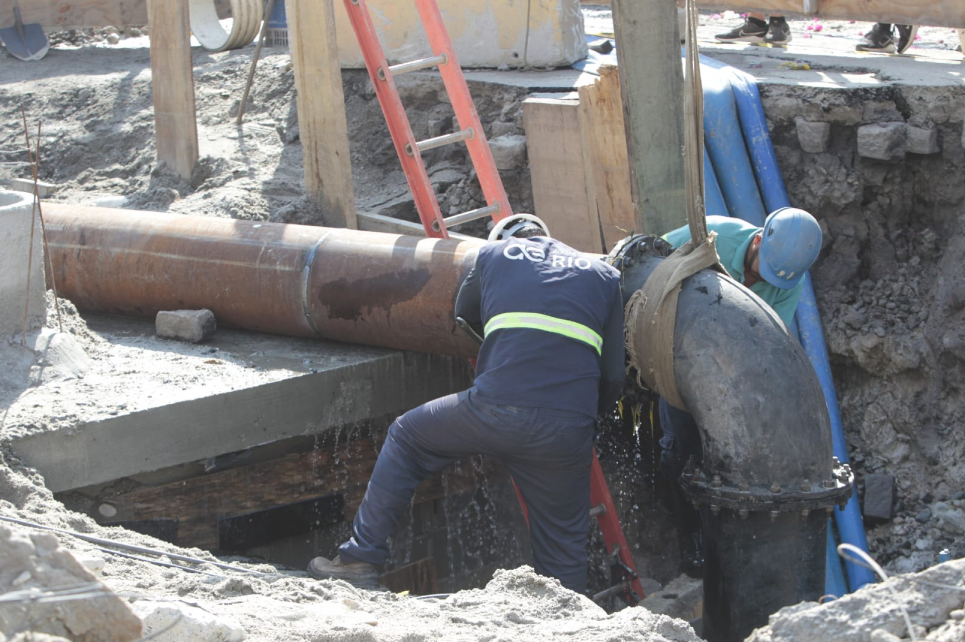 Reparo de vazamento na Rua Teixeira de Castro, em Bunsucesso, deixa moradores sem água - Reginaldo Pimenta/Agência O DIA