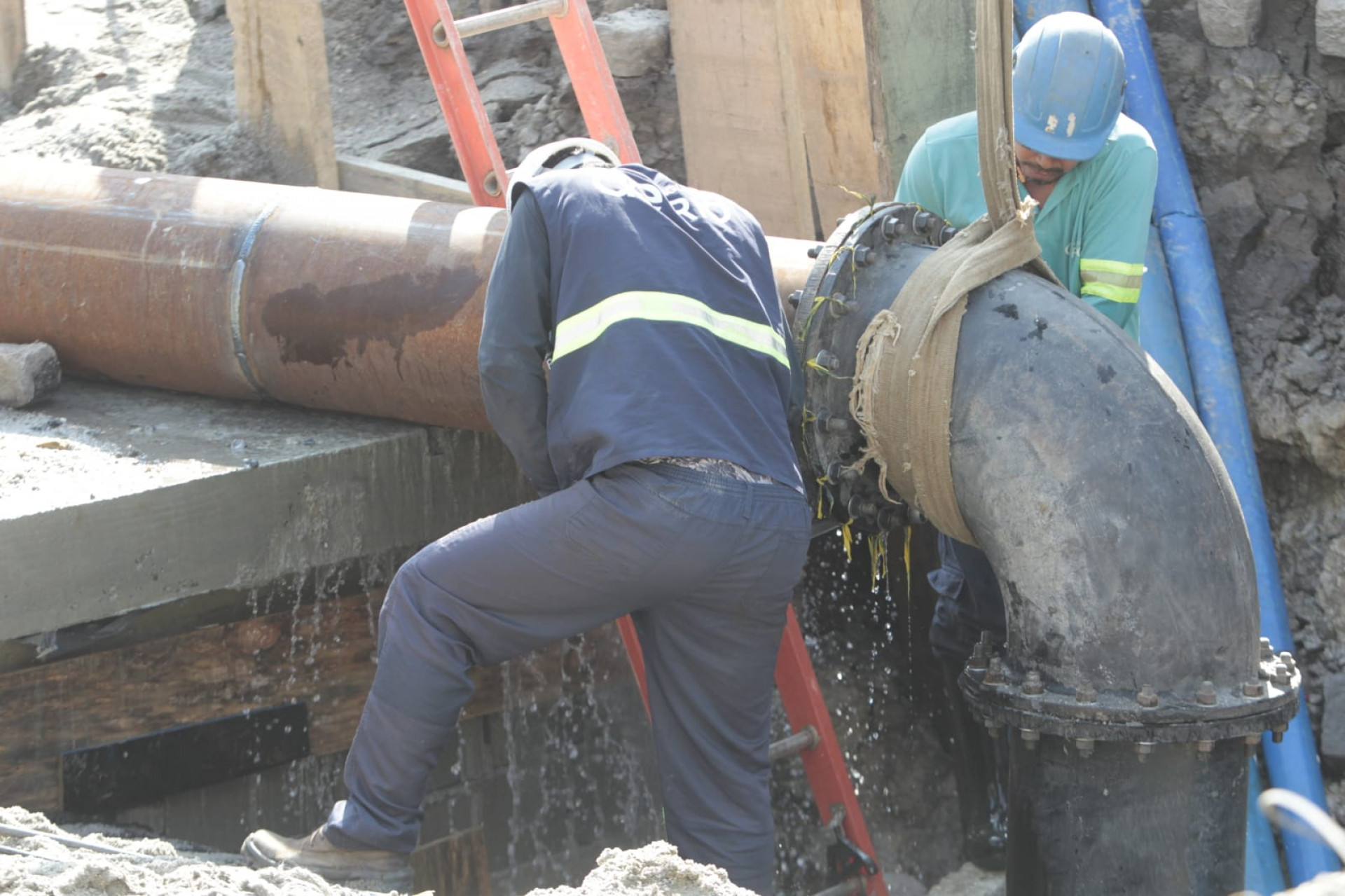 Reparo de vazamento na Rua Teixeira de Castro, em Bunsucesso, deixa moradores sem água - Reginaldo Pimenta/Agência O DIA