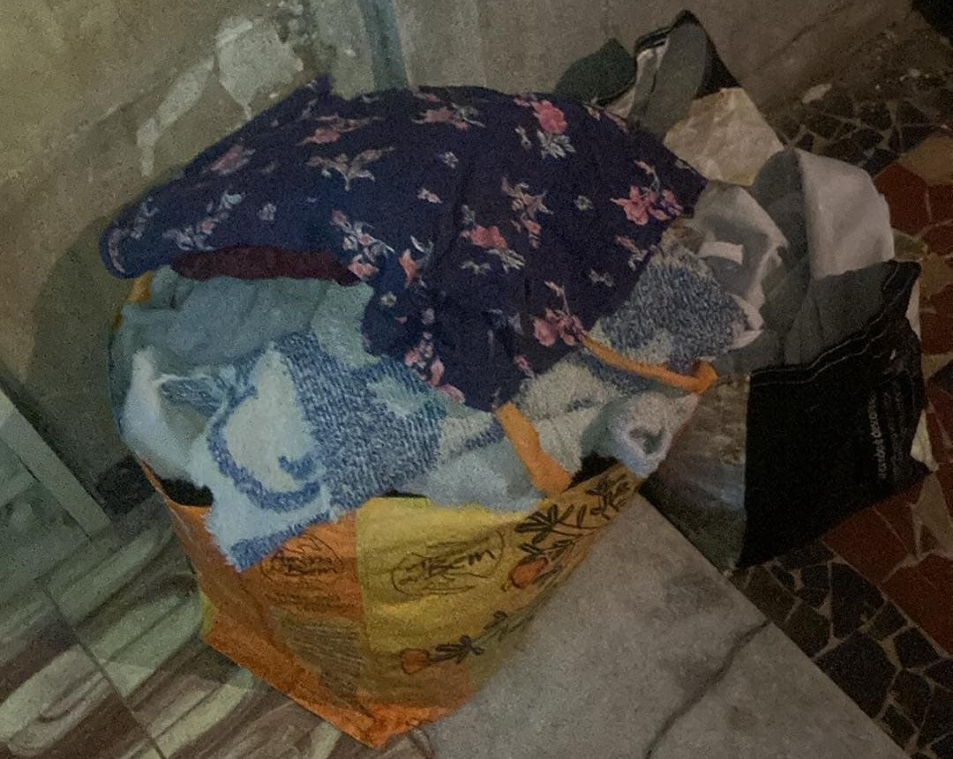 Kátia Silva alega que não tem conseguido lavar roupa em sua casa em Bonsucesso, onde a água não chega regularmente desde quinta (19) - Arquivo pessoal