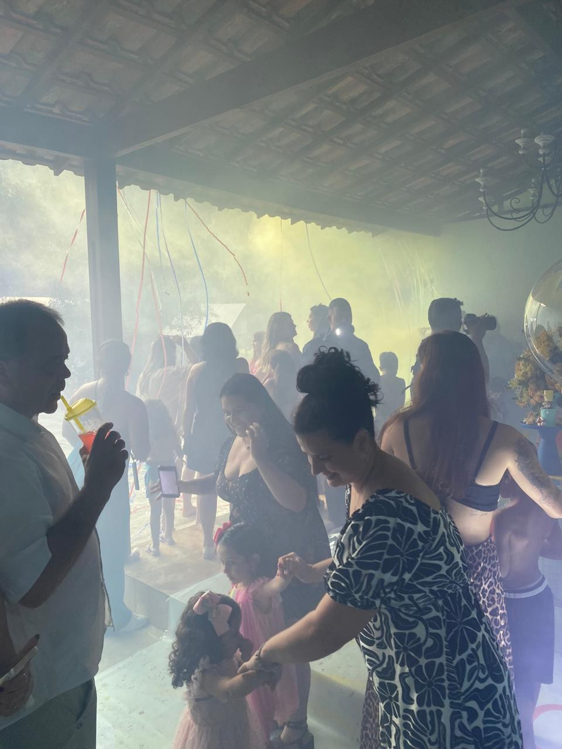 Ex-BBBs Franciele Grossi e Diego Grossi celebram aniversário do filho com 'fumacê' - Foto: Reprodução