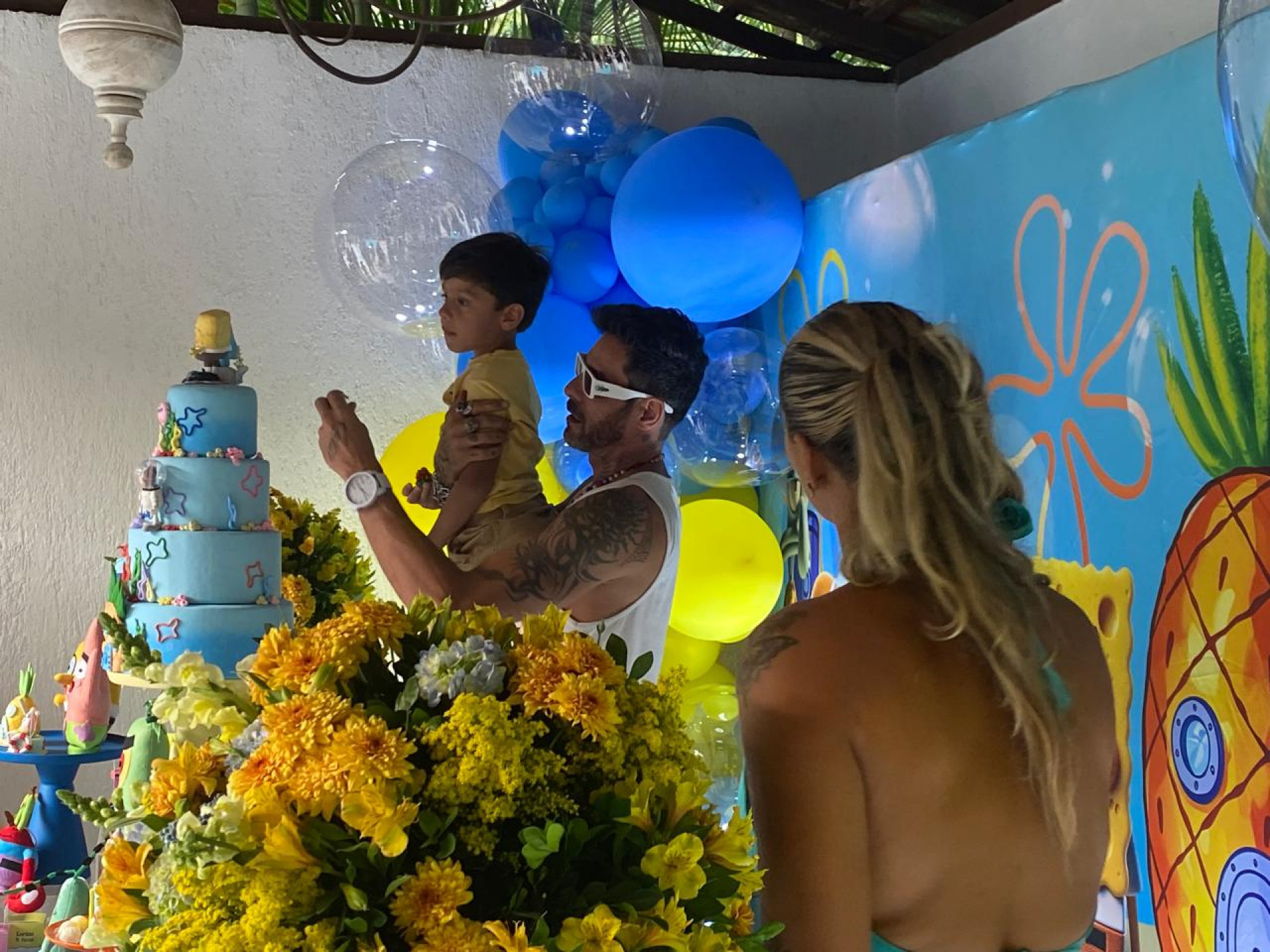 Ex-BBBs Franciele Grossi e Diego Grossi celebram aniversário do filho com 'fumacê' - Foto: Reprodução