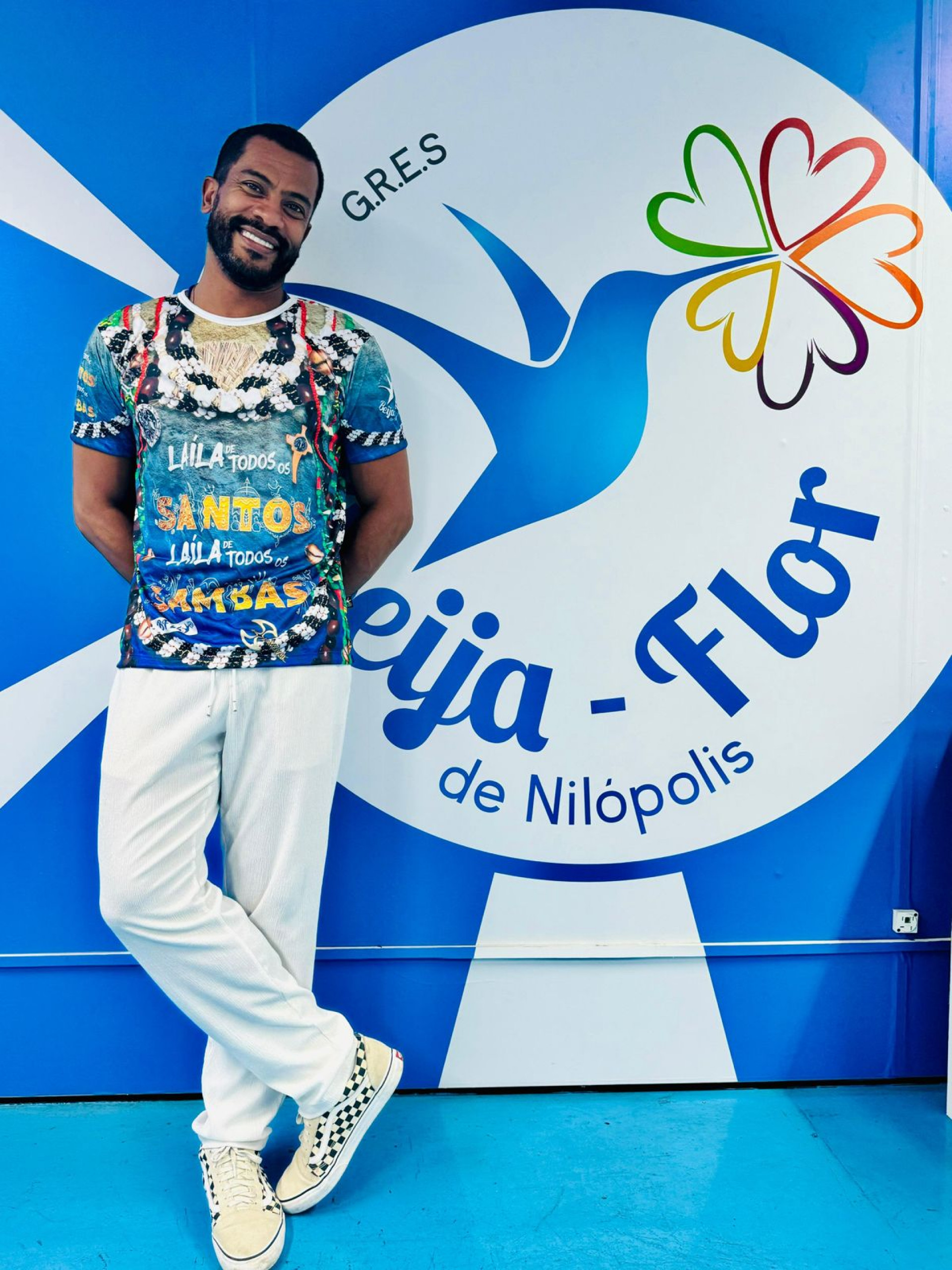 Samuel de Assis recebe croqui da fantasia que usará pela Beija-Flor no Carnaval 2025 - Divulgação