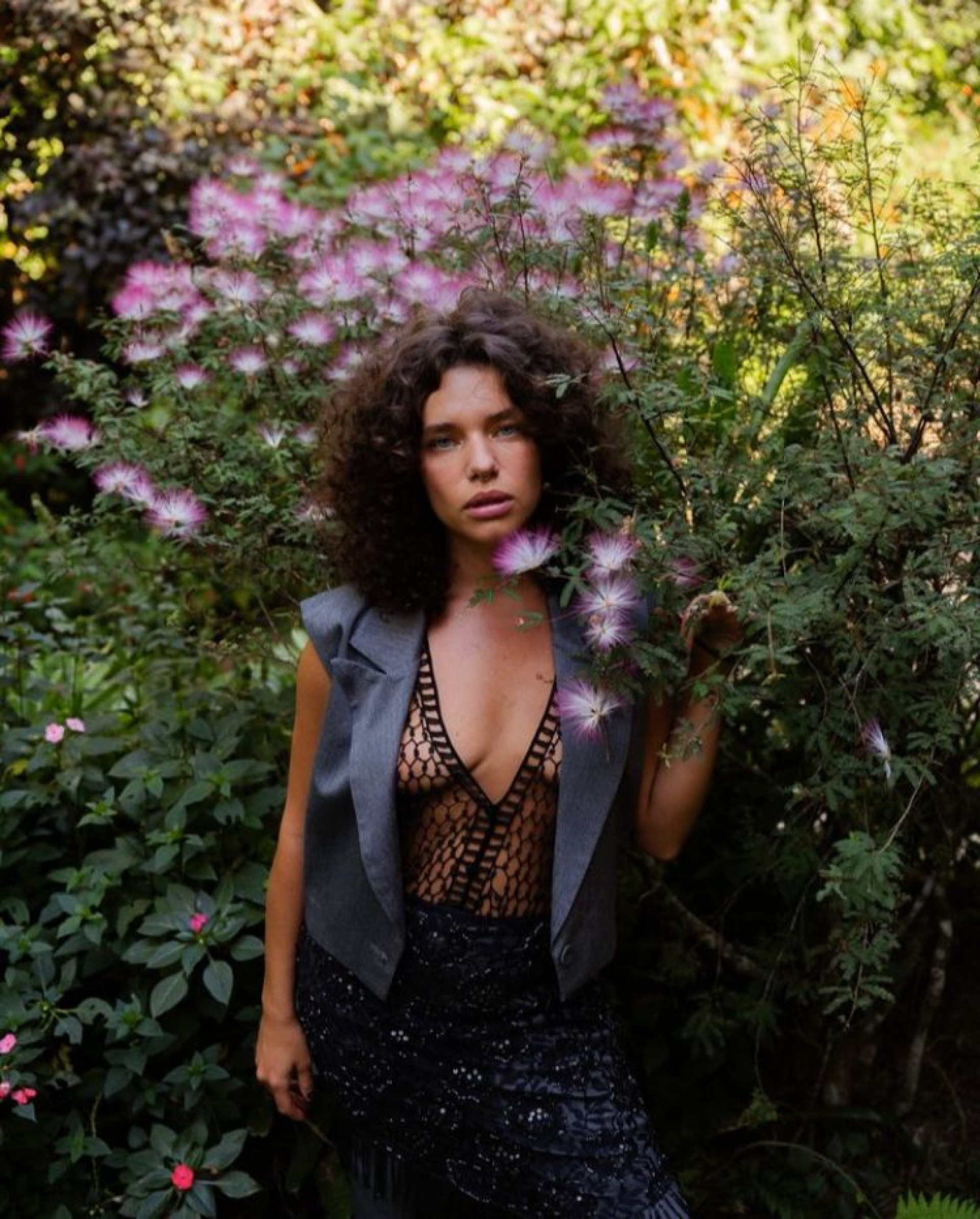 Bruna Linzmeyer faz ensaio de fotos em campo de flores com look vazado - Reprodução / Instagram