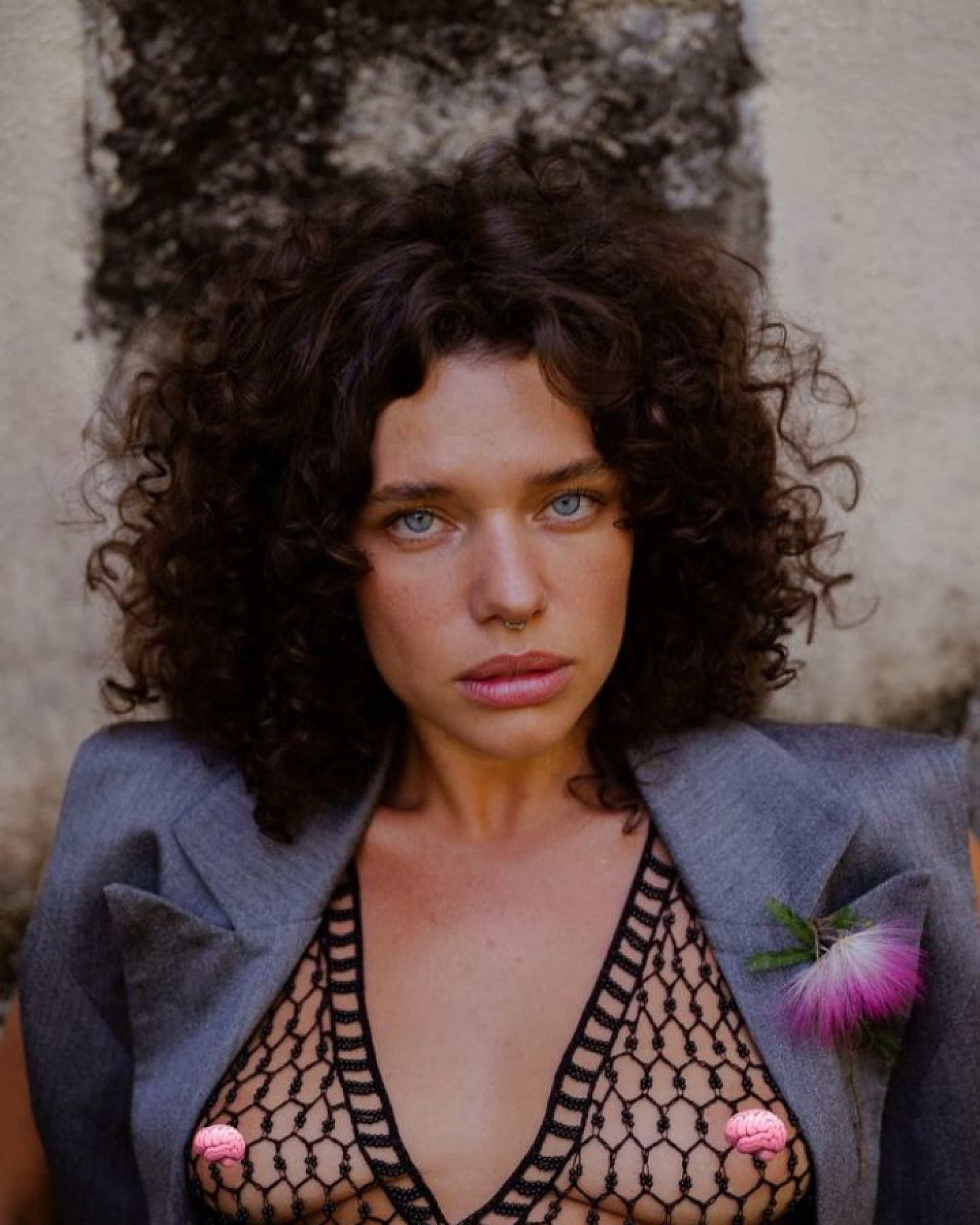 Bruna Linzmeyer faz ensaio de fotos em campo de flores com look vazado - Reprodução / Instagram