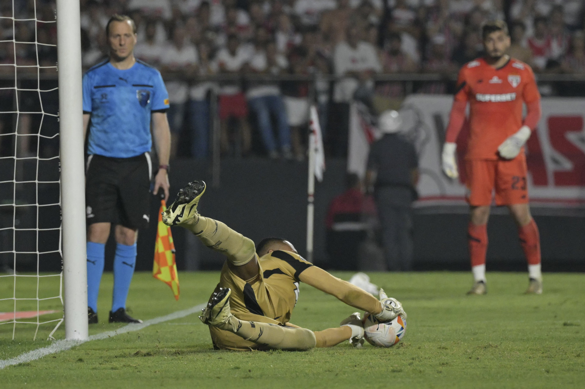 Defesa de John, do Botafogo, no confronto com o São Paulo pela Libertadores - Miguel Schincariol / AFP