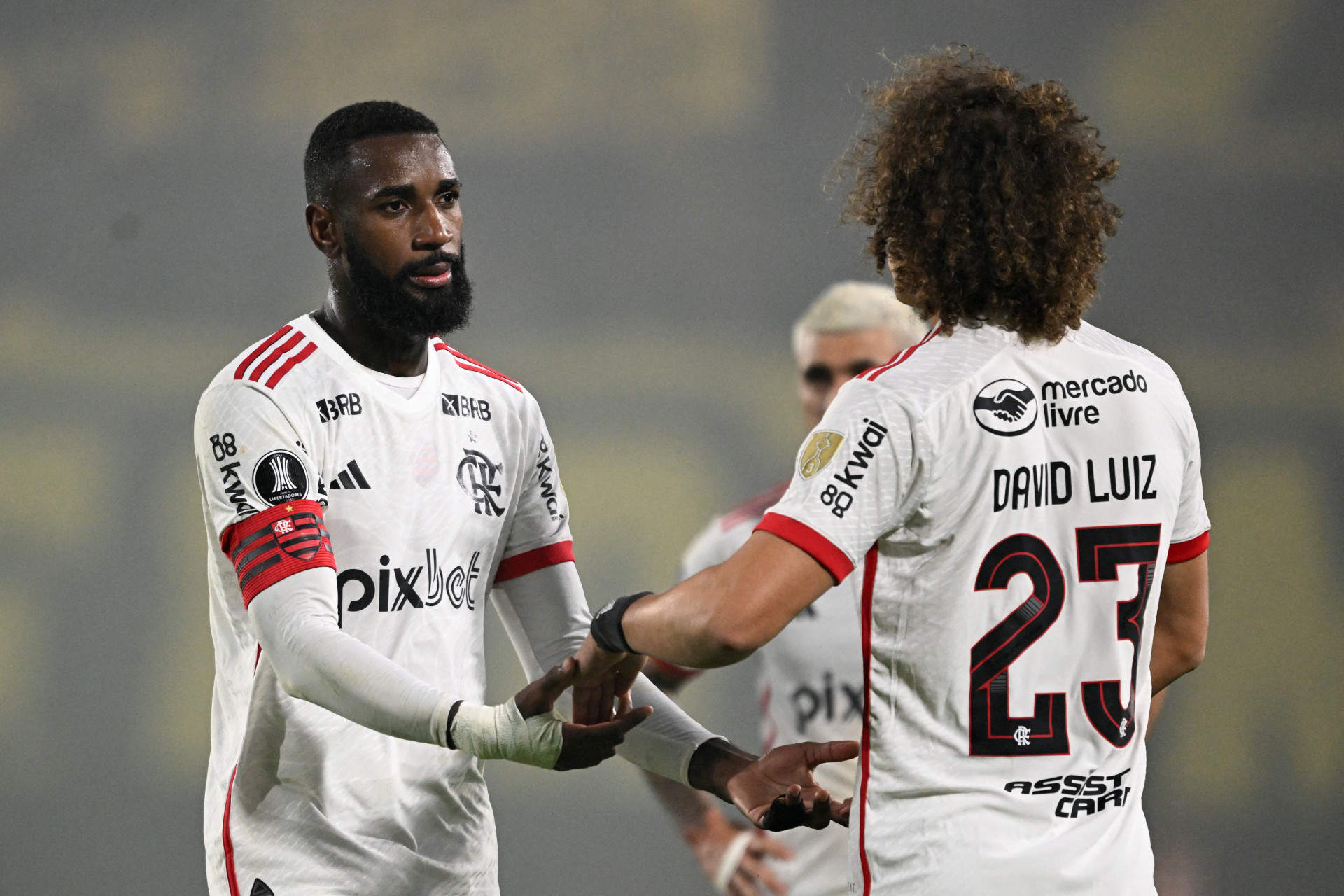 Gerson cumprimenta David Luiz ap&oacute;s Pe&ntilde;arol x Flamengo - Eitan Abramovich/AFP