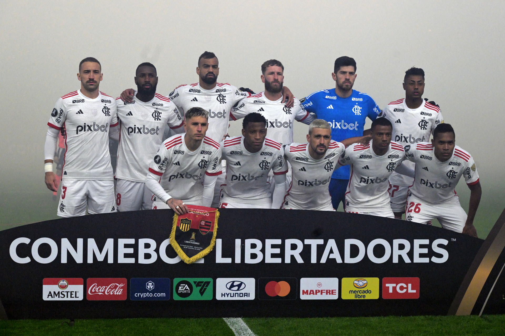 Jogadores do Flamengo posam para foto antes do jogo contra o Peñarol - Eitan Abramovich / AFP