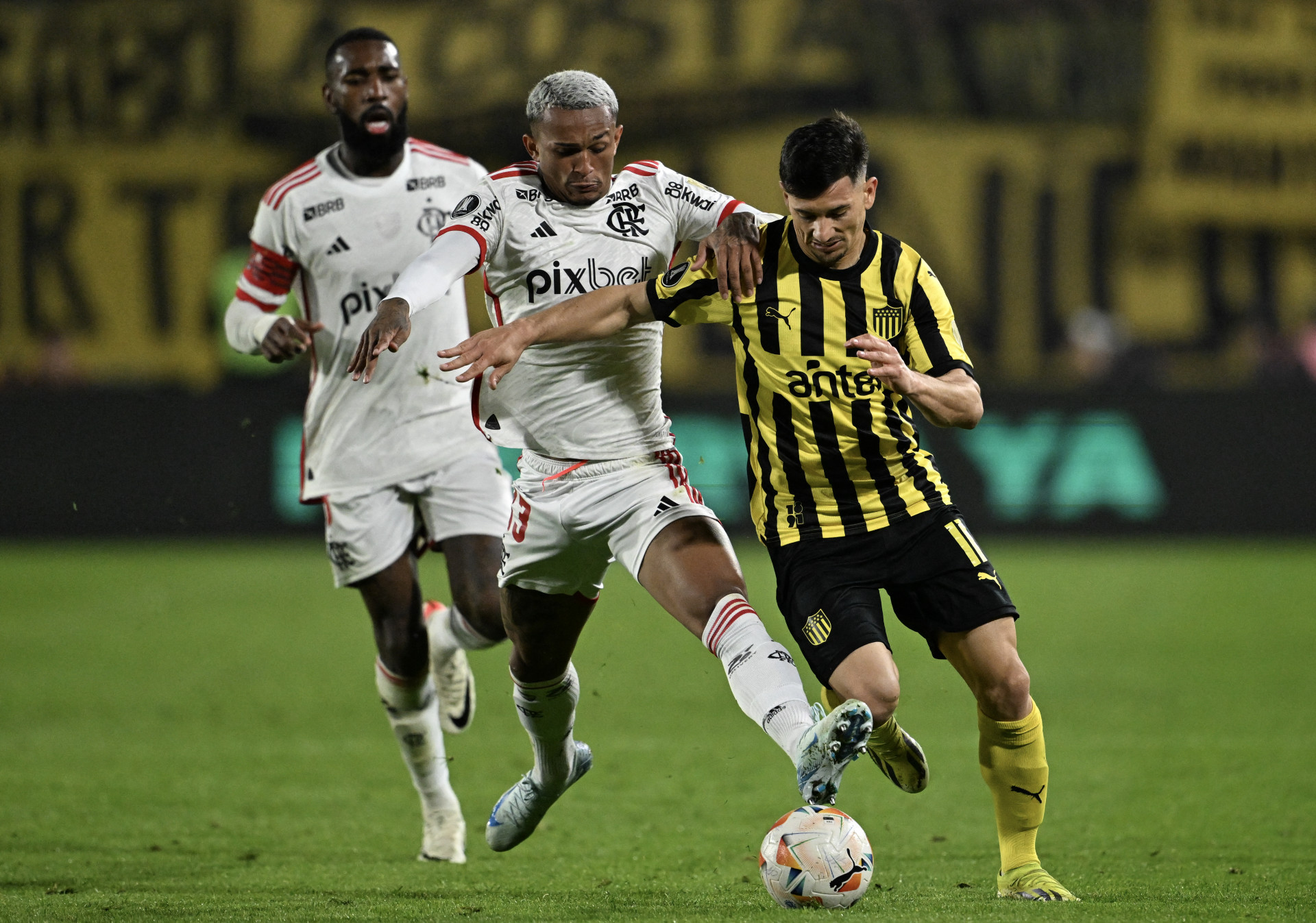 Wesley marca Maximiliano Silvera em Pe&ntilde;arol x Flamengo - Eitan Abramovich/AFP