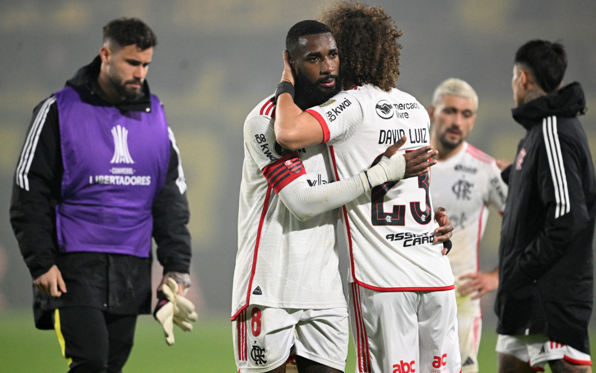 Flamengo\'s midfielder Gerson (L) and Flamengo\'s defender David Luiz react after losing the Copa Libertadores quarter-final second leg football match between Uruguay\'s Peñarol and Brazil\'s Flamengo at the Campeon del Siglo stadium in Montevideo, on September 26, 2024.