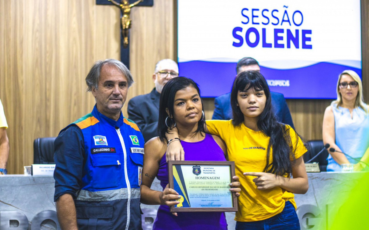 Entre os homenageados estava Eliane Oliveira, viúva do Carlos Henrique da Silva Barbosa, um agente de trânsito que prestou serviços à cidade durante 19 anos