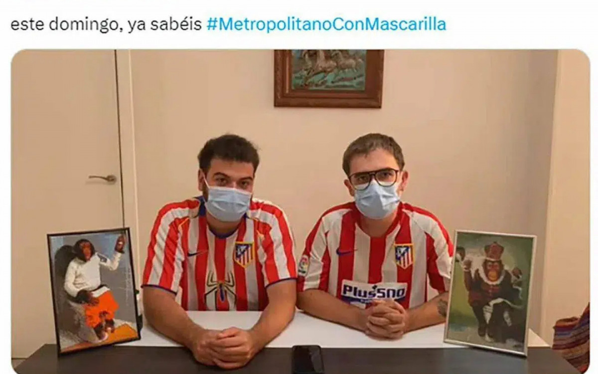 Torcedores do Atlético de Madrid, com máscaras, ao lado de duas fotos de macacos