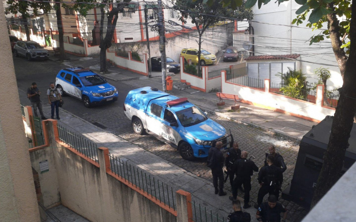 Um dos criminosos foi preso em cima do telhado