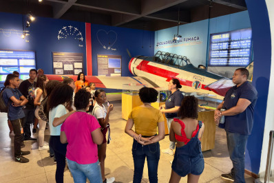 Jovens de Belford Roxo fazem passeio ao Museu Aeroespacial