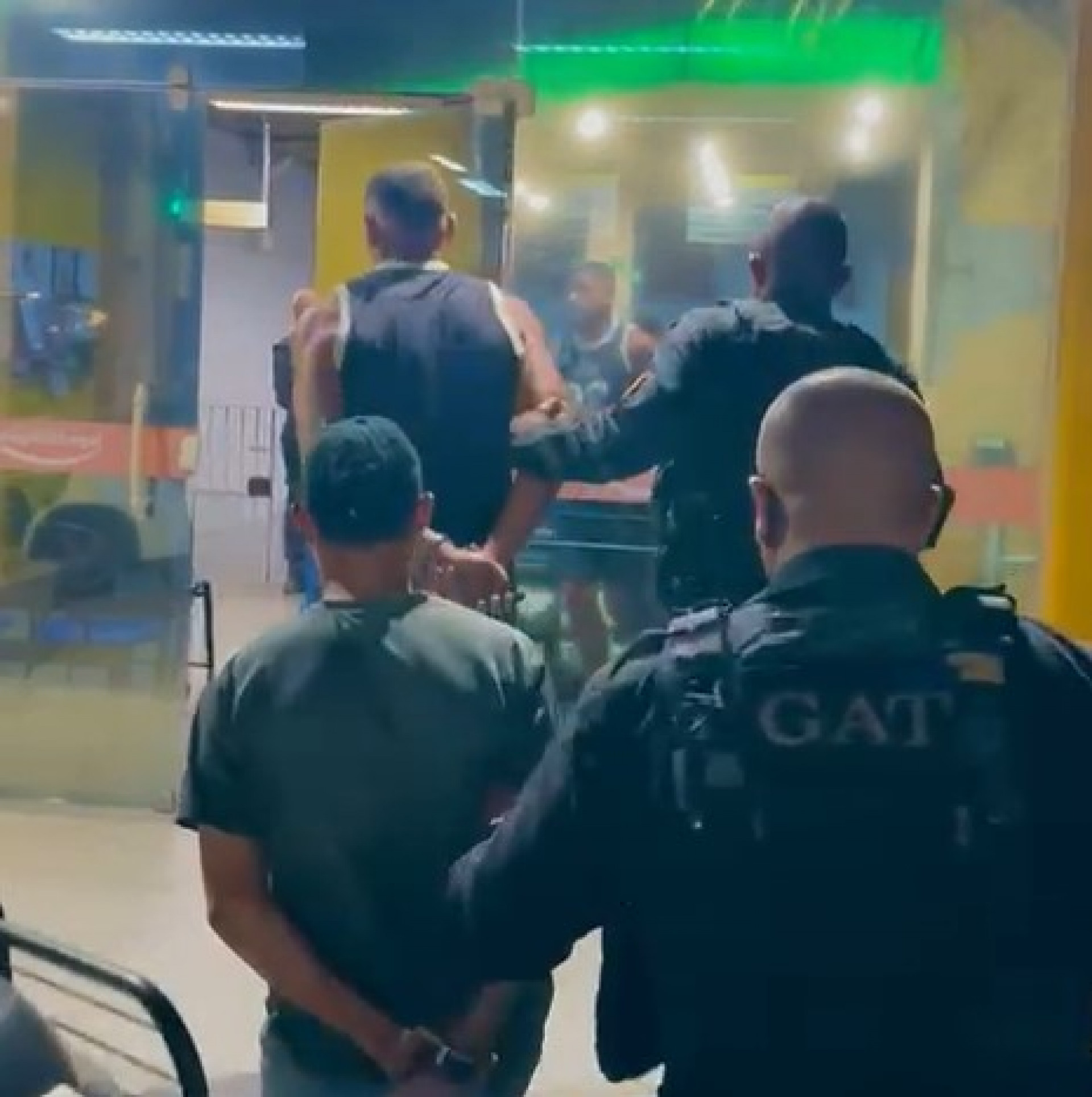 Polícia Militar de Macaé realiza prisão de suspeitos e apreende drogas em operação no Alto do Cajueiro