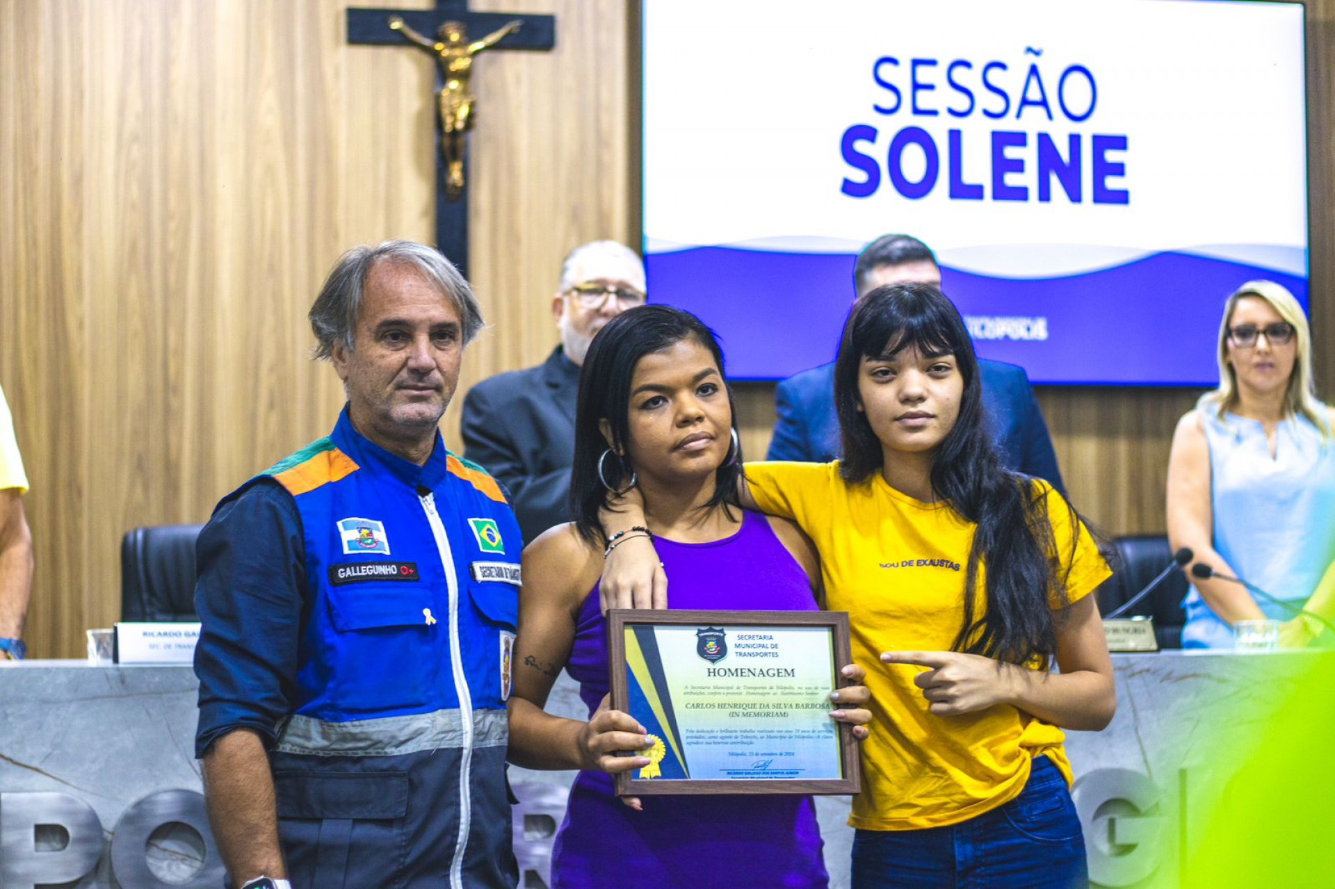 Entre os homenageados estava Eliane Oliveira, viúva do Carlos Henrique da Silva Barbosa, um agente de trânsito que prestou serviços à cidade durante 19 anos - Giulia Nascimento / PMN