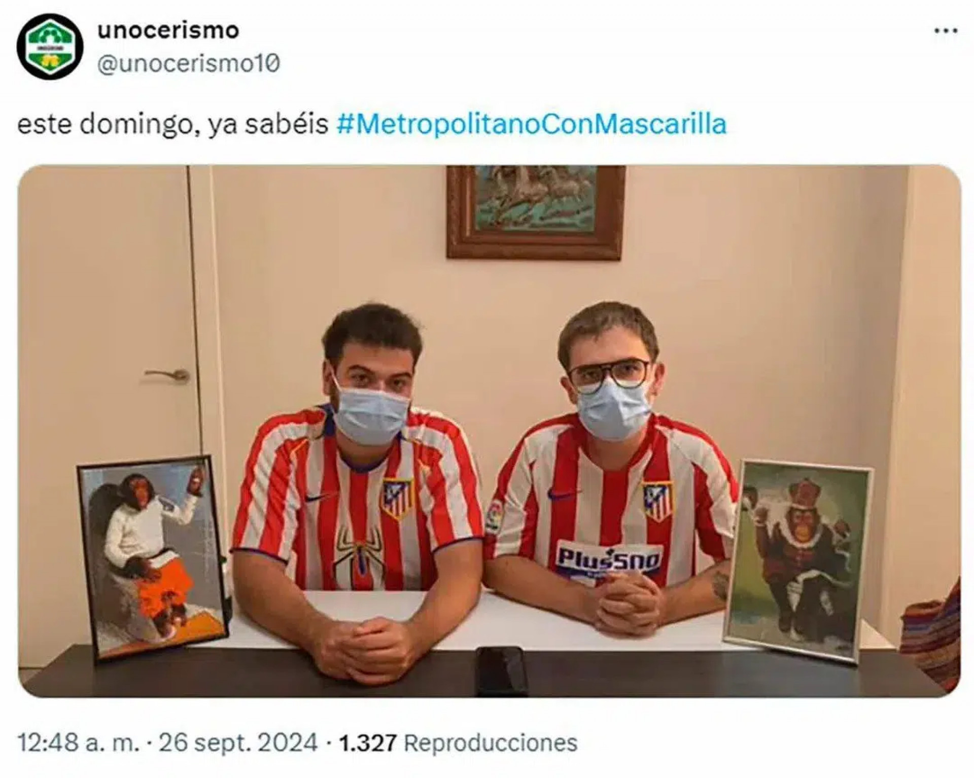 Torcedores do Atl&eacute;tico de Madrid, com m&aacute;scaras, ao lado de duas fotos de macacos - Reprodu&ccedil;&atilde;o / X