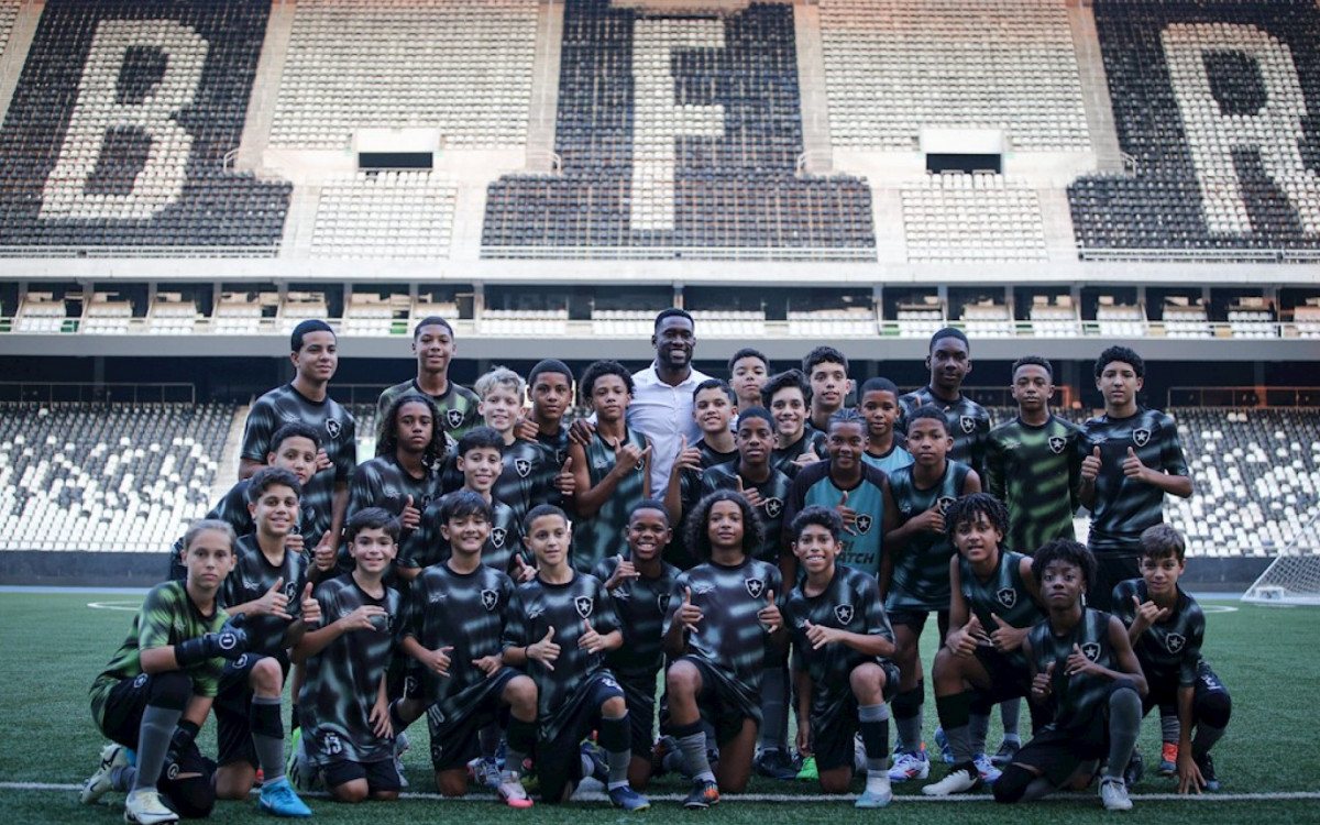 Bastos com os atletas dos times sub-11 e sub-12 do Botafogo