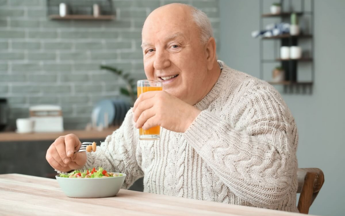 Alguns nutrientes são de extrema importância para a saúde da terceira idade (Imagem: Pixel-Shot | Shutterstock)