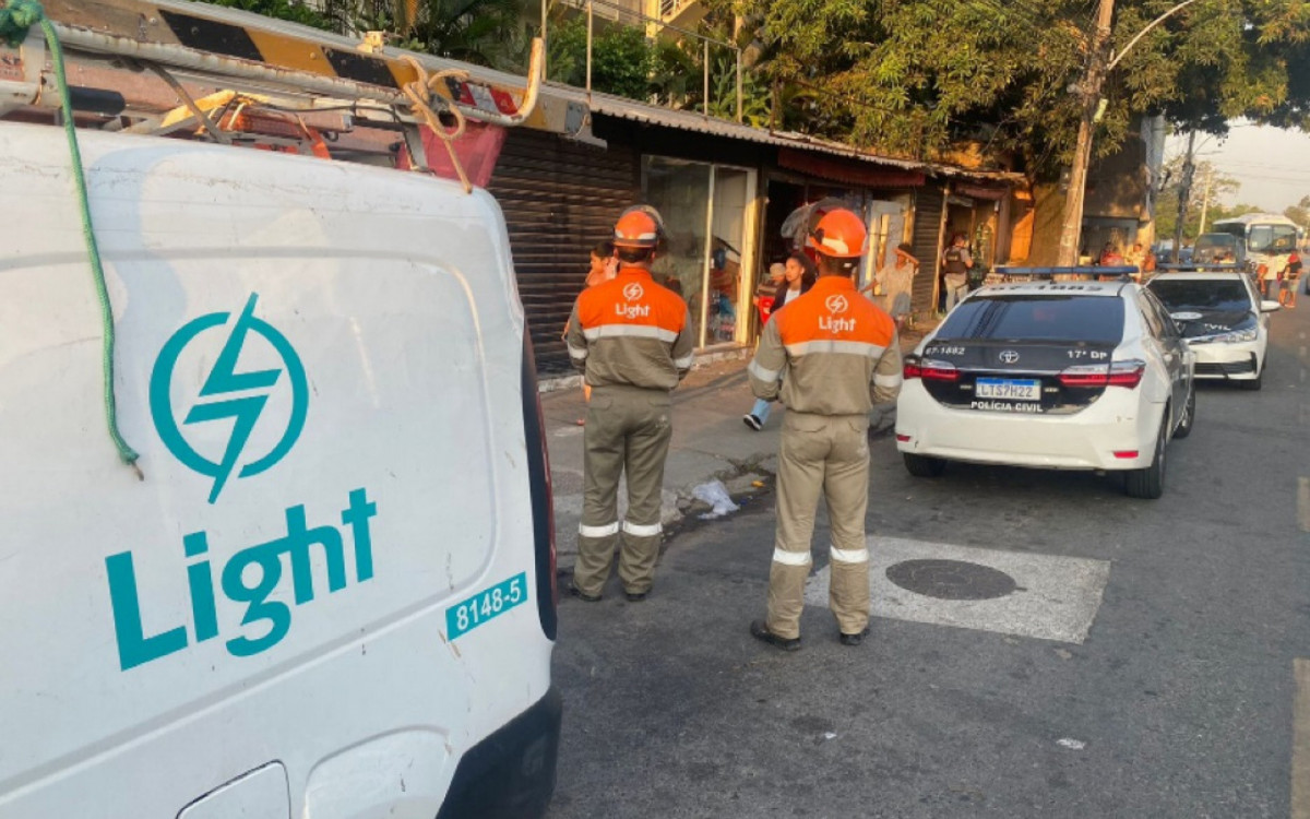 Irregularidades nos estabelecimentos foram identificadas por técnicos da Light, com apoio da Polícia Civil, na Rua Visconde de Niterói, próximo à Mangueira, na Região Central