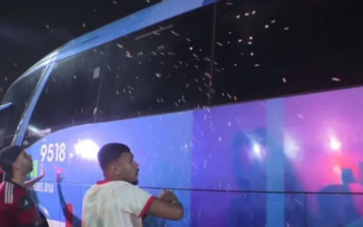 Torcedores do Flamengo atiram pipoca em ônibus da delegação