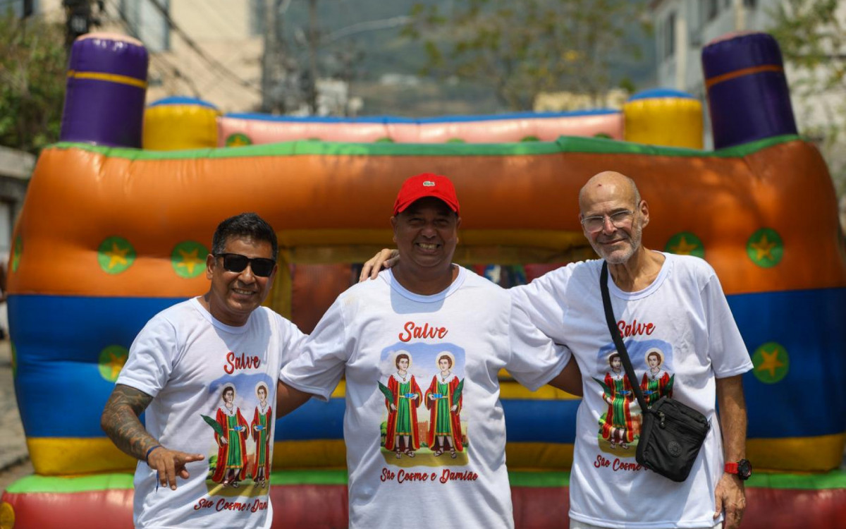 Alexandre Souza conta com apoio de vizinhos para realizar tradicional festa de São Cosme e São Damião - Renan Areias/Agência O Dia