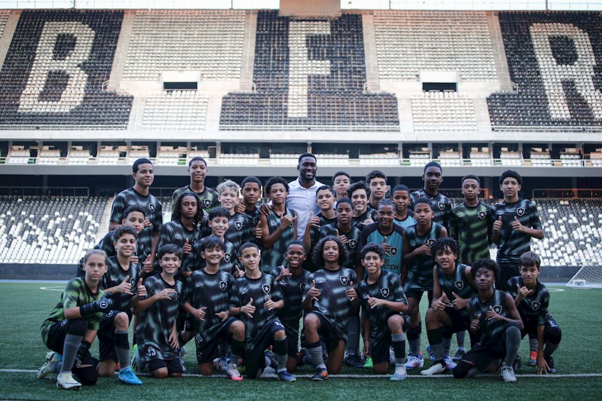 Bastos com os atletas dos times sub-11 e sub-12 do Botafogo - Henrique Lima/ BFR