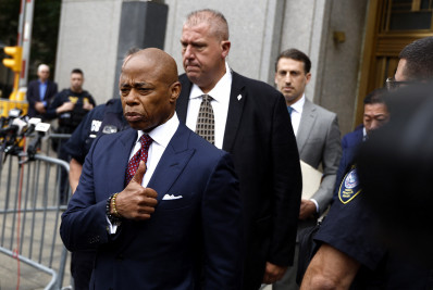 Prefeito de Nova York se declara inocente de acusações de corrupção