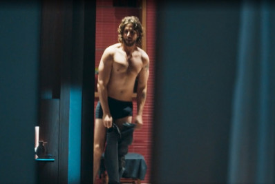 Chay Suede aparece de cueca em 'Mania de Você' e volume chama atenção