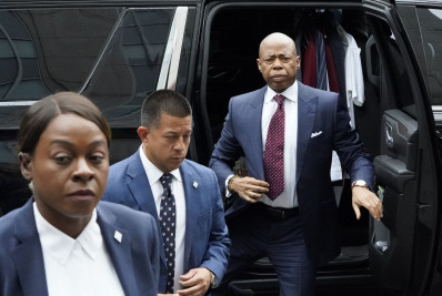 Prefeito de Nova York se apresenta ao tribunal acusado de corrupção