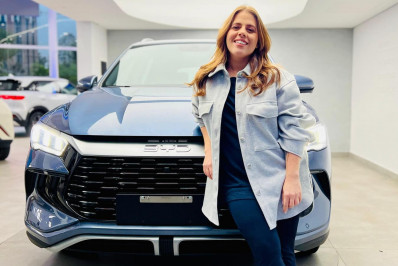 Tati Machado recebe carrão que ganhou após vencer 'Dança dos Famosos': 'Minha cara'