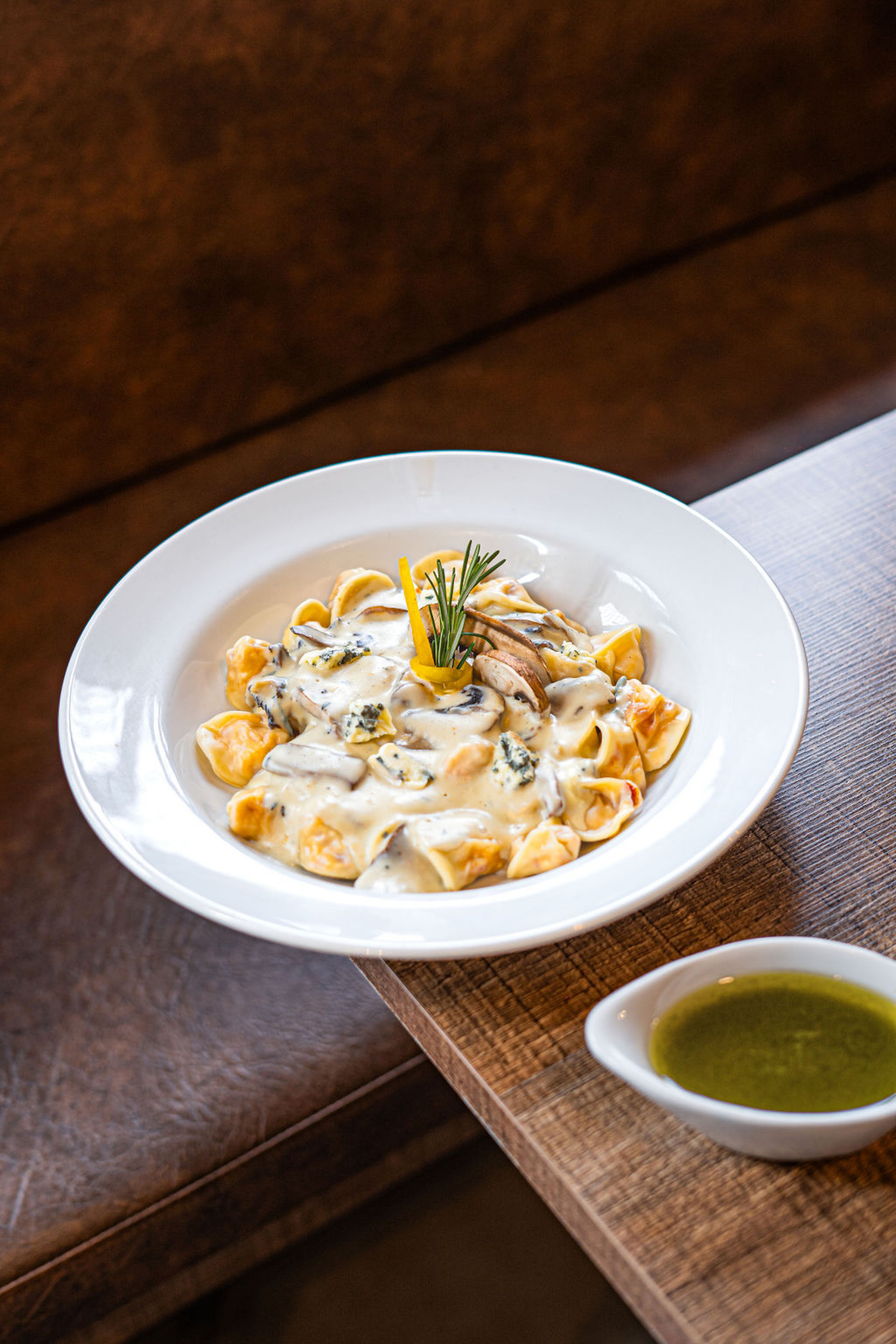 Capeletti de queijo com tomate seco ao molho do gorgonzola com shitake e molho pesto (R$ 80) - Agência Gastrô