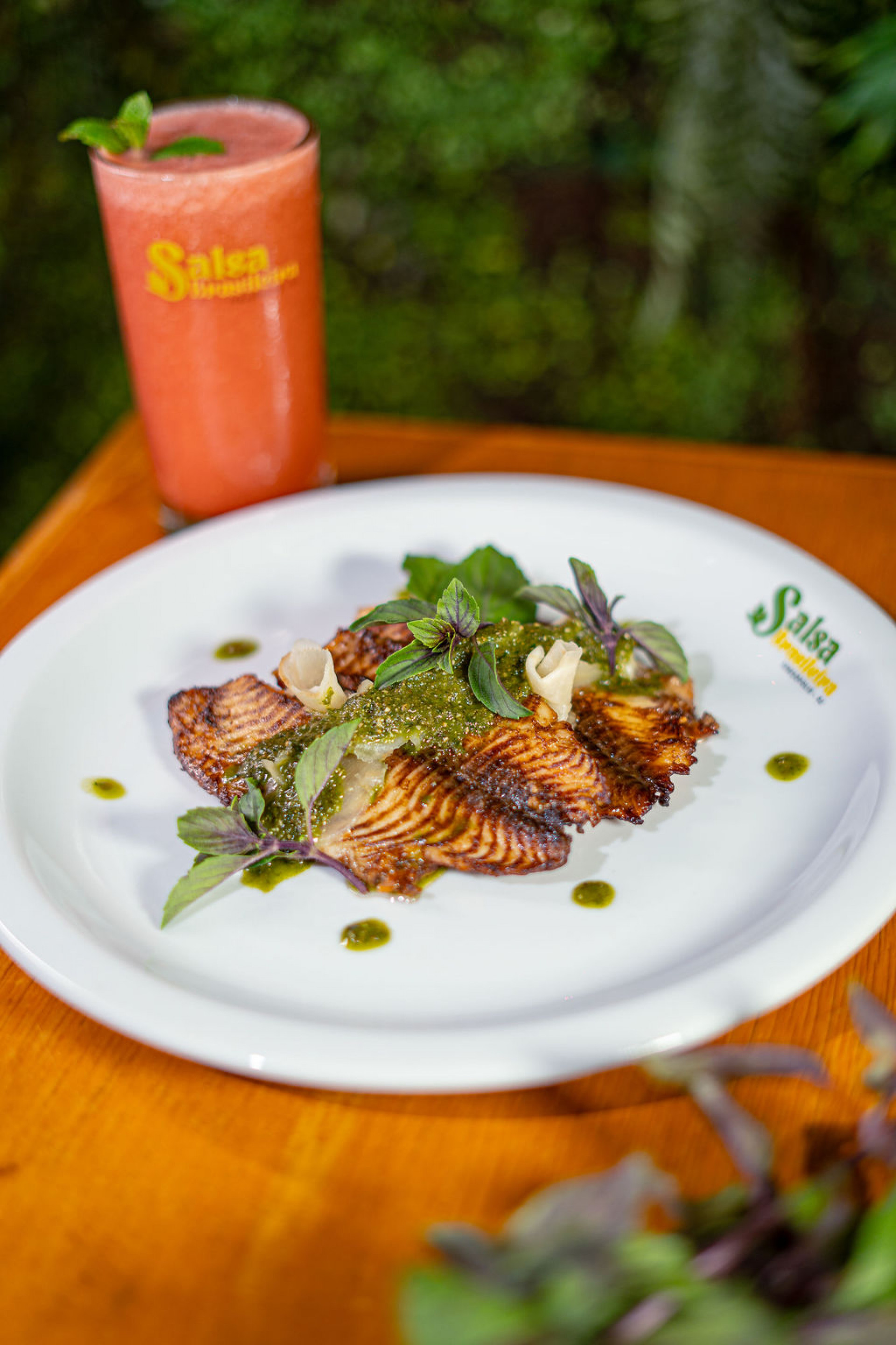 Tilápia marinada no shoyo com gengibre e pesto de manjericão, do Salsa Brasileira (R$ 7,49, 100gr) - Agência Gastrô
