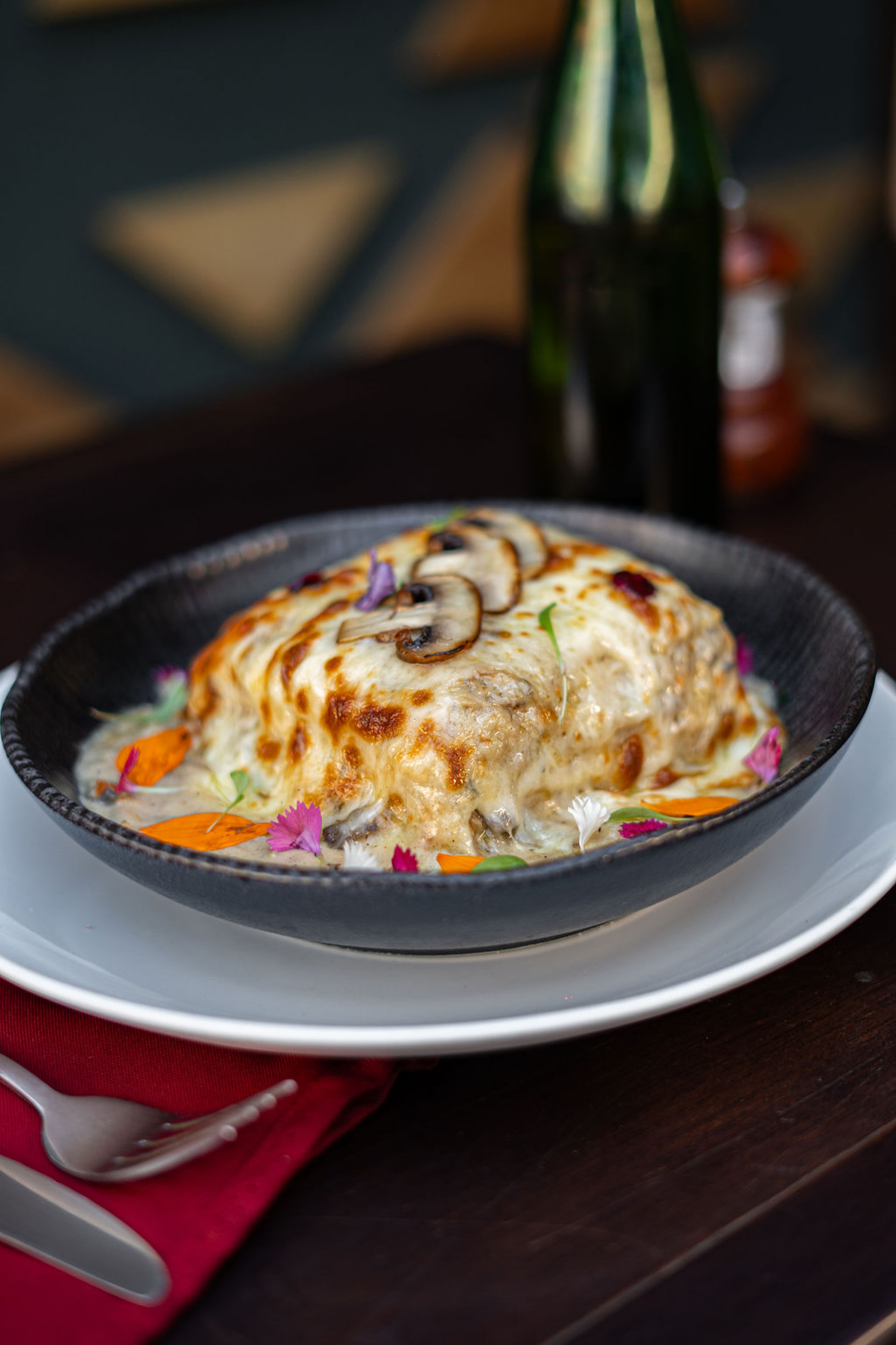 Lasanha de cogumelos, do Burrata Empório e Bistrô (R$ 94) - Agência Gastrô